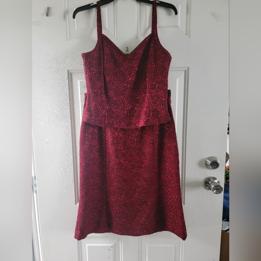 Elegant Red Floral Women's Top And Skirt - Picture 4 of 8